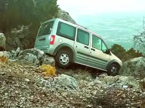 Denizli Tavas'ta Freni Boşalan Araç Uçurumda!