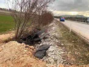 Denizli Çal'da Otomobil Şarampole Devrildi