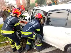 Kontrolden Çıkan Araç Ağaca Çarptı: 2 Yaralı