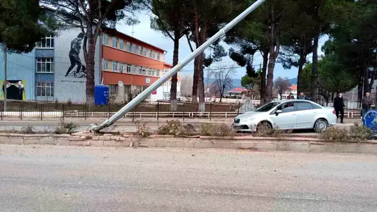 Denizli Çal'da Otomobil Kazası: Direğe Çarptı