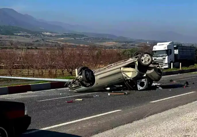 Denizli'de Takla Atan Otomobil: 2 Yaralı
