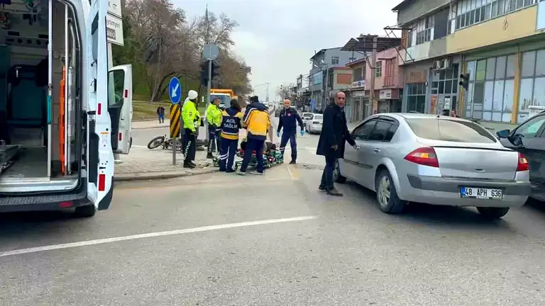 Denizli'de Kırmızı Işık Kazası: Motosikletçi Yaralandı