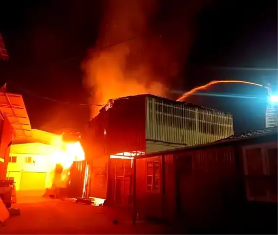 Denizli'de Mobilya Fabrikasında Yangın!