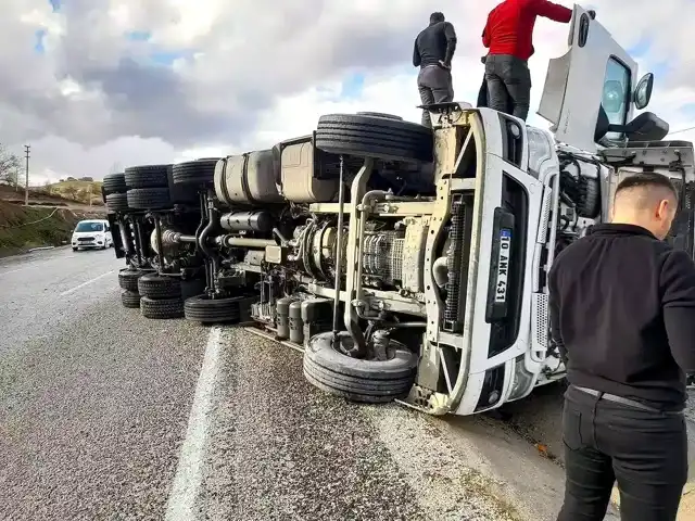Denizli Buldan'da Tır Devrildi, Sürücü Yaralı