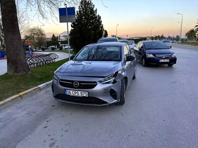 Denizli'de Trafik Kazası: 3 Yaralı, 1'i Ağır