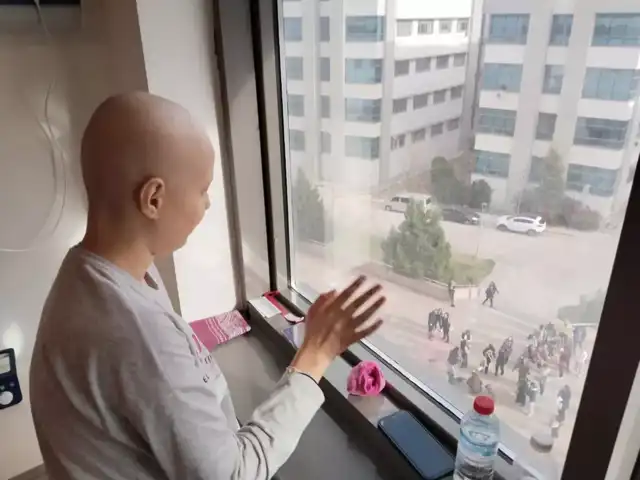 Kanserle Mücadele Eden Genç Kız, Sokak Hayvanlarından Destek Aldı